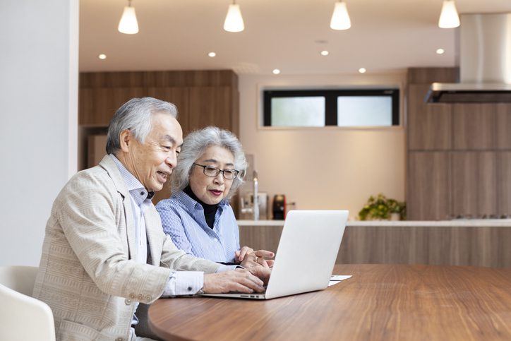 Retiree couple reviewing final expense plans for guaranteed acceptance coverage.